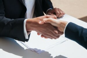 Recruteur PME structurant un contrôle de référence conforme RGPD avec un candidat finaliste